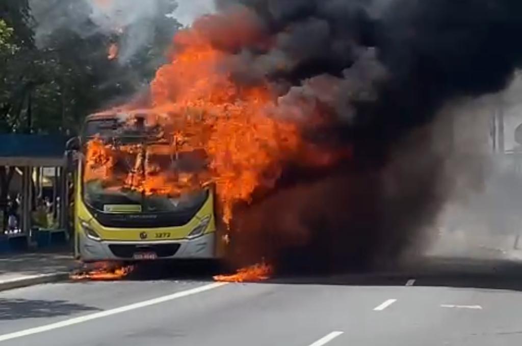 Fogo em ônibus