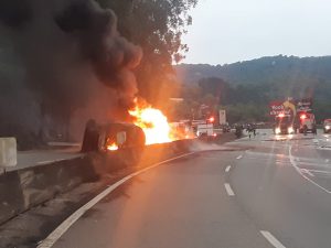 carreta tombada Fernão Dias