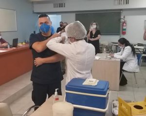 Bruno Pereira recebe a primeira dose da vacina CoronaVac em Guarulhos