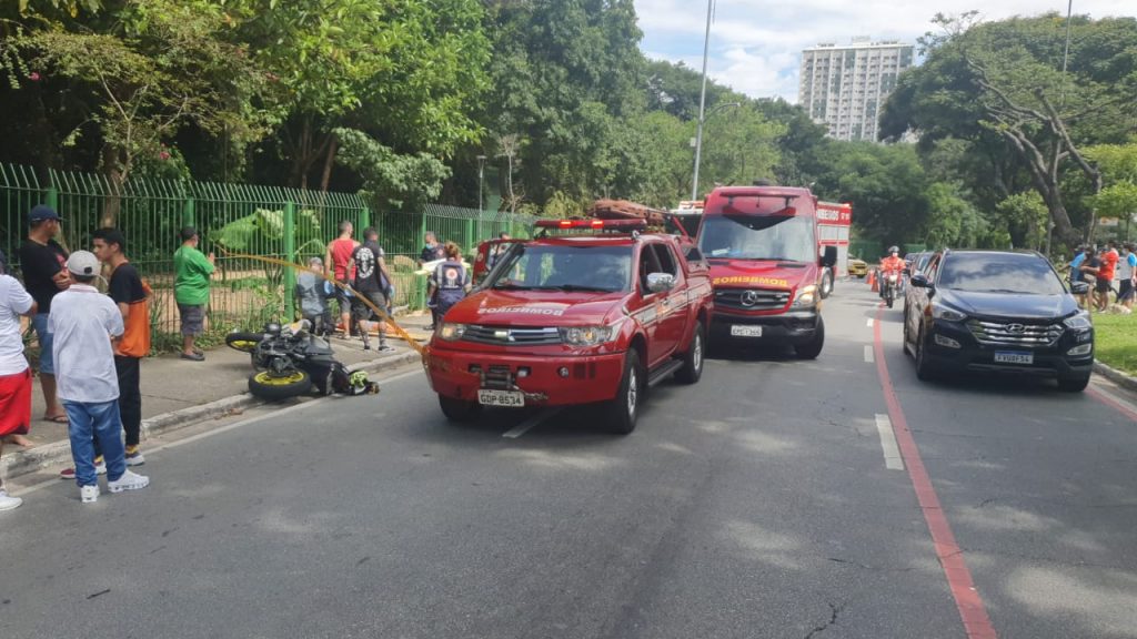Motociclista perde controle e atropela 5 pessoas na calçada da Avenida Paulo Faccini