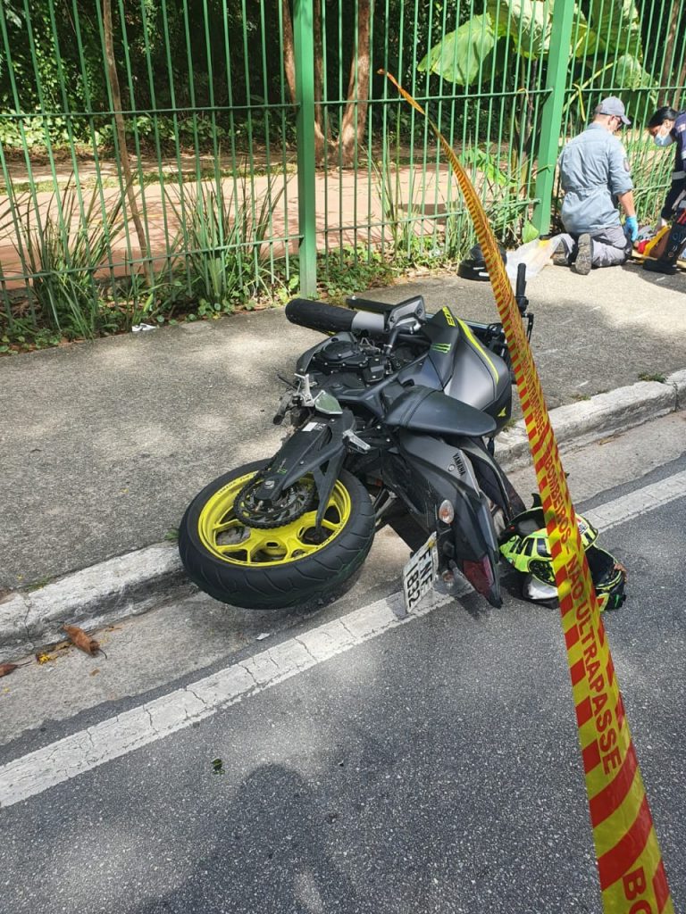 Motociclista perde controle e atropela 5 pessoas na calçada da Avenida Paulo Faccini