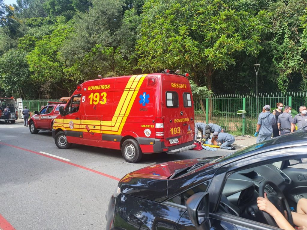 Motociclista perde controle e atropela 5 pessoas na calçada da Avenida Paulo Faccini