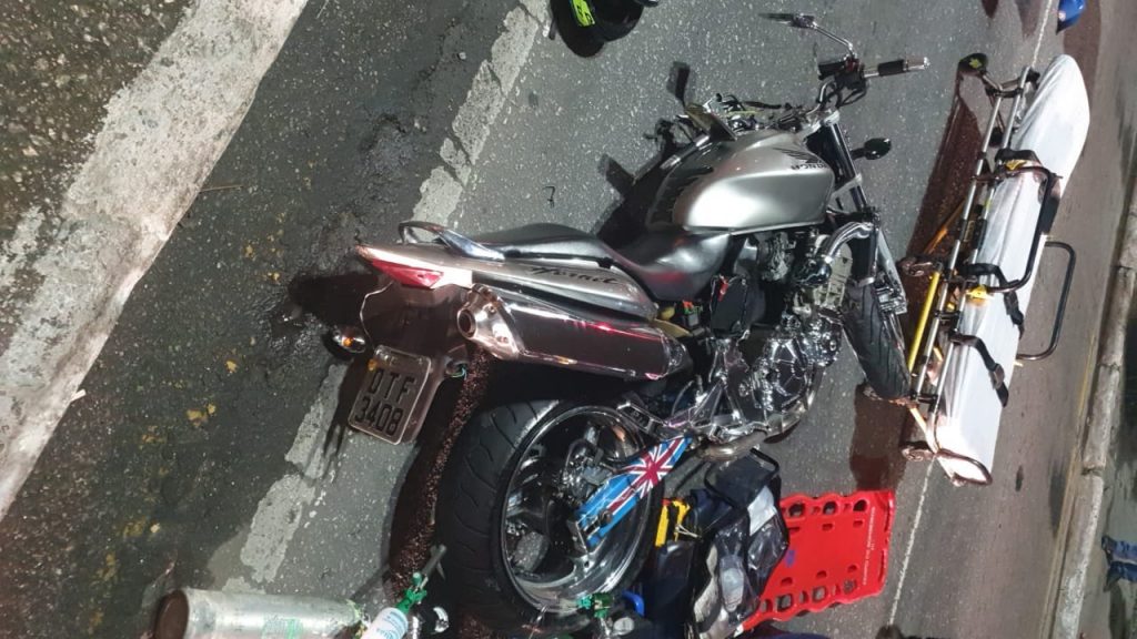 Motociclista morre ao se chocar com poste na Avenida Tiradentes Motociclista morre ao se chocar com poste na Avenida Tiradentes