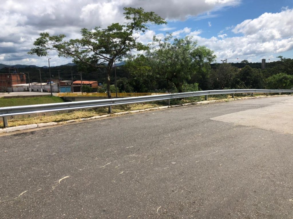 Prefeitura instala guard-rail em trecho de alto risco no Jardim Ottawa
