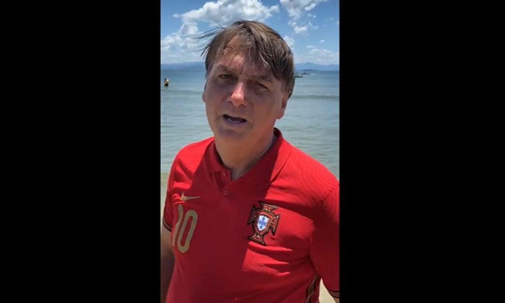 Bolsonaro ataca jornais e rede social