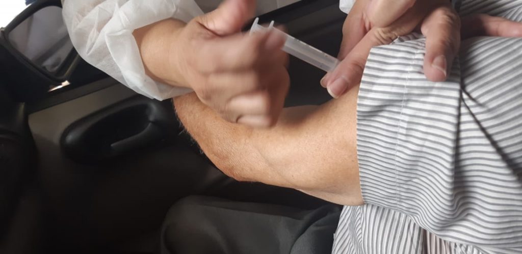 Filho espera 5 horas para o pai ser o primeiro vacinado em drive-thru no Bosque Maia idoso vacinado