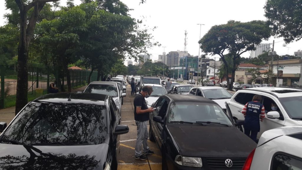 fila de carros no Bosque