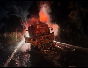 Caminhão de lixo queimado