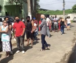 fila por vacina