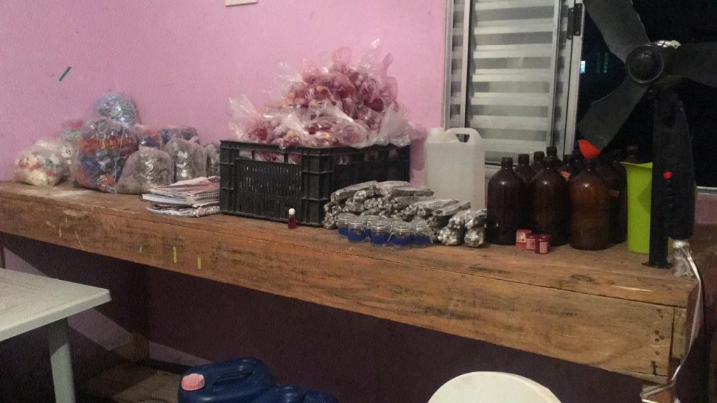PM prende dupla e aprende 100 kg de maconha e 100 mil embalagens de drogas
