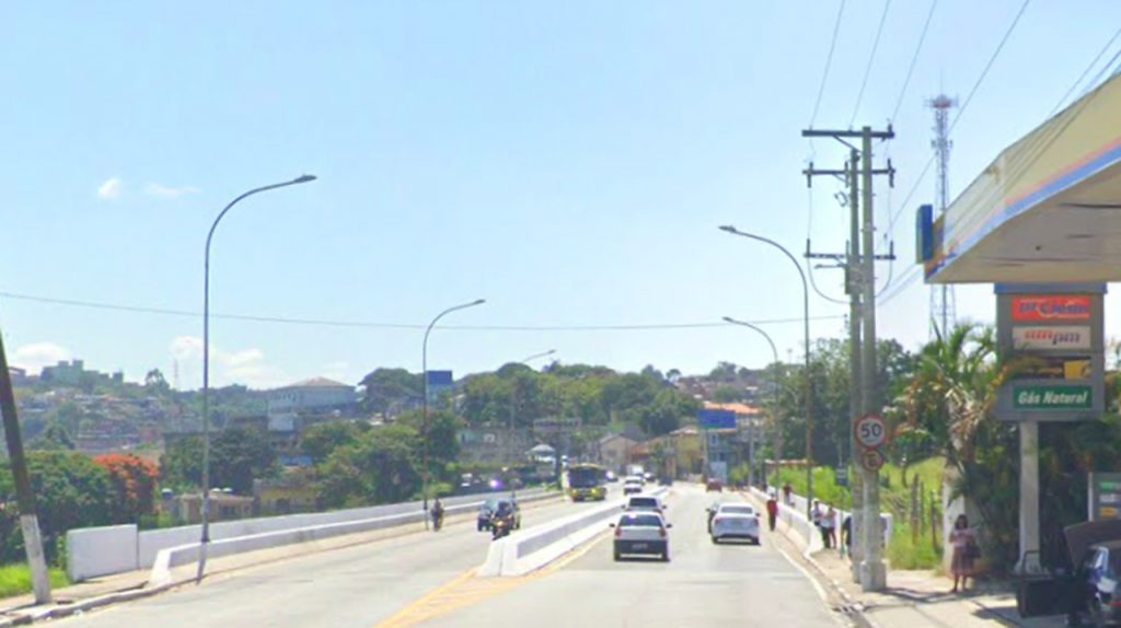 Micro-ônibus tomba na Estrada Juscelino Kubitschek e deixa um homem ferido