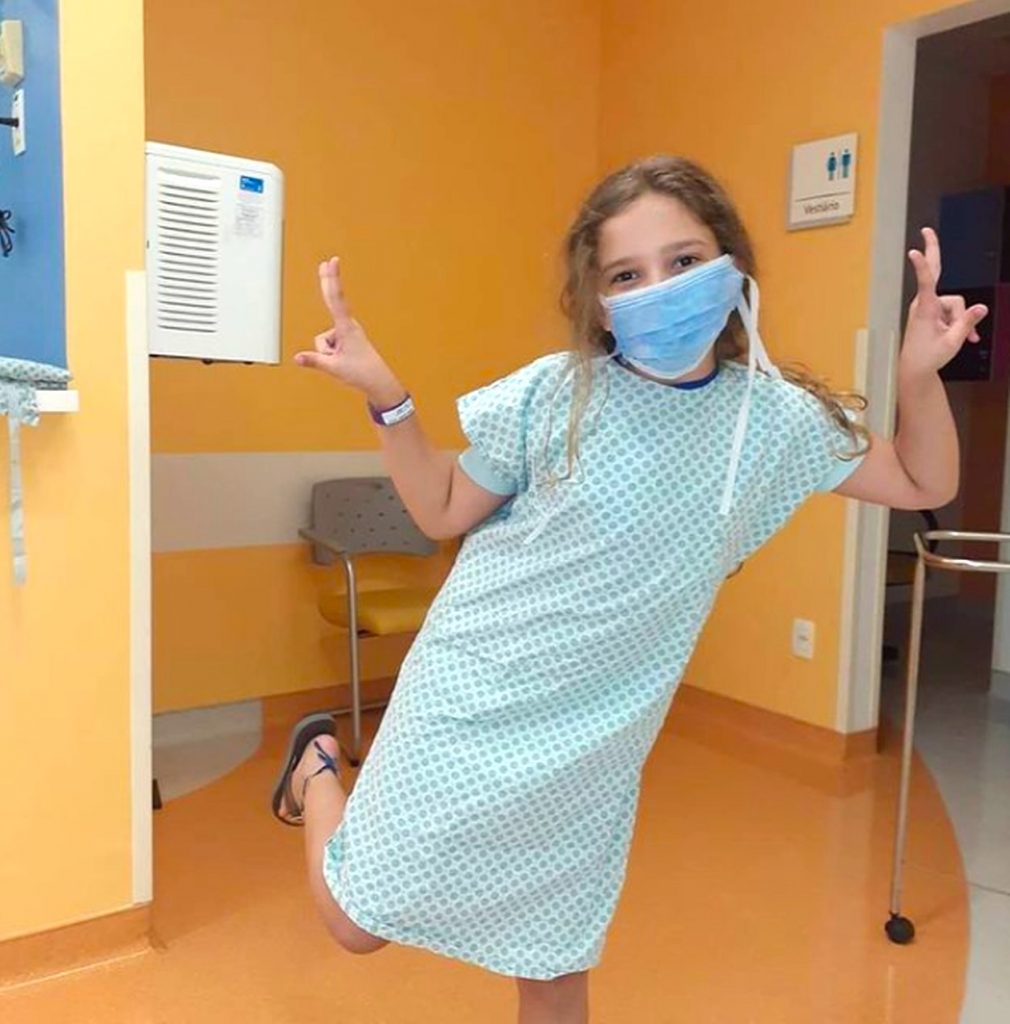 Na luta contra câncer raro, a pequena Lorena recebe apoio da amiga em campanha virtual