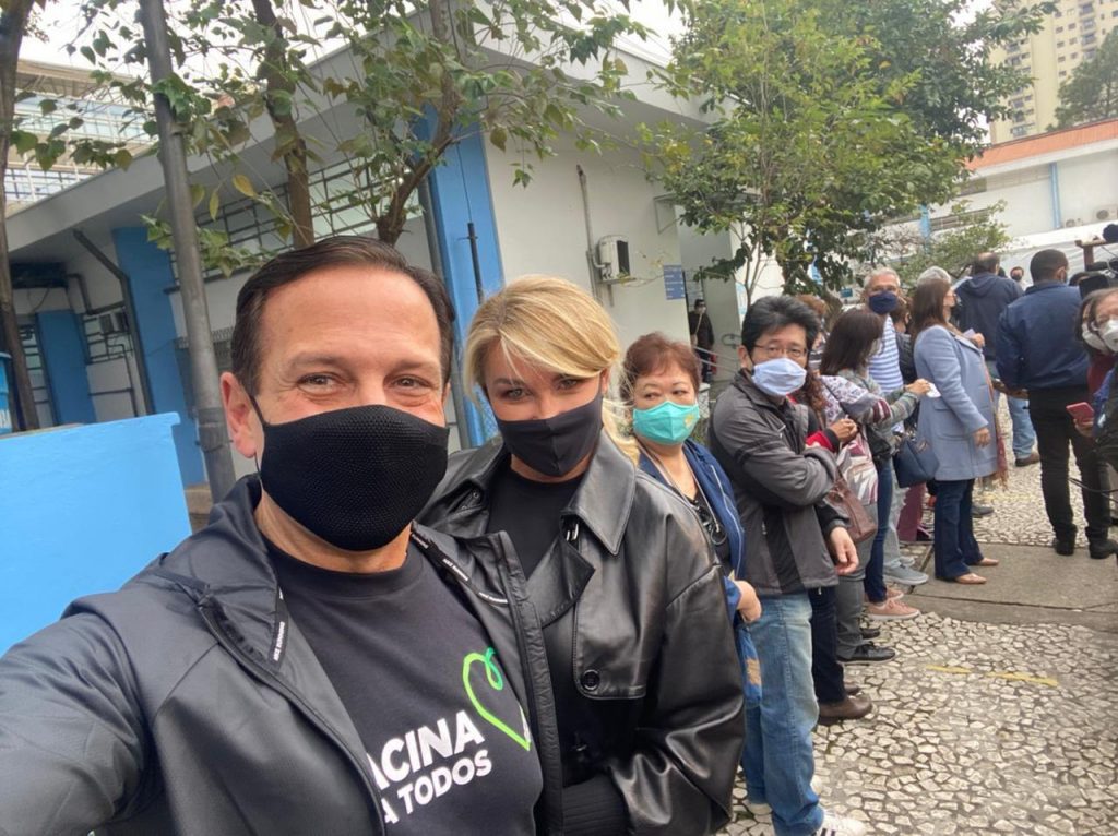 Doria recebe primeira dose da vacina contra a covid-19 aplicada pela enfermeira Mônica Calazans Doria recebe primeira dose da vacina contra a covid-19 aplicada pela enfermeira Mônica Calazans