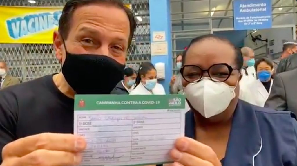 Doria recebe primeira dose da vacina contra a covid-19 aplicada pela enfermeira Mônica Calazans Doria recebe primeira dose da vacina contra a covid-19 aplicada pela enfermeira Mônica Calazans