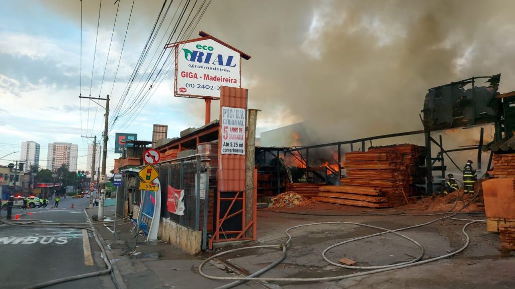 Incêndio em madeireira