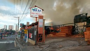 Incêndio em madeireira