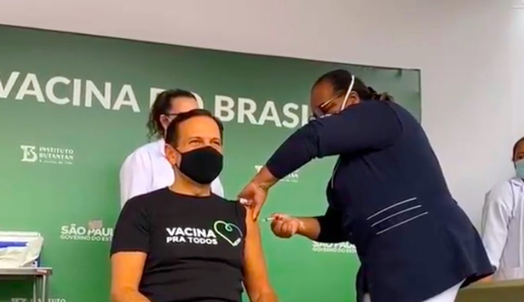 Doria recebe primeira dose da vacina contra a covid-19 aplicada pela enfermeira Mônica Calazans