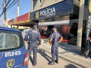 Homem é detido pela GCM no Fortaleza acusado de agredir mulher_Easy-Resize.com
