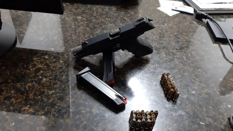 Homem que provocava clientes em bar do Macedo é detido por porte ilegal de arma
