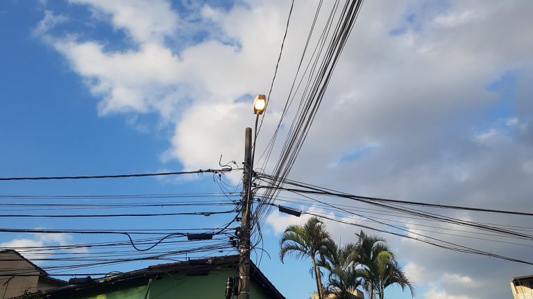 Luz acesa de manhã Jardim Adriana