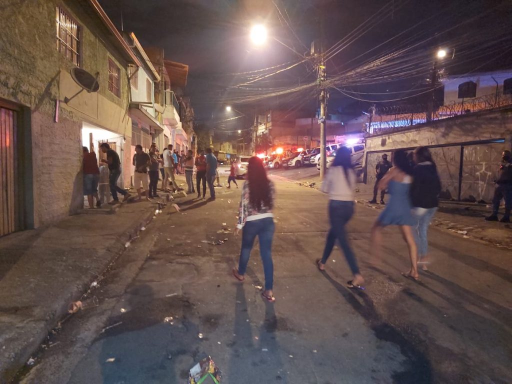Prefeitura autua e encerra atividades de tabacaria com mais de 300 pessoas no Jardim Santa Mena