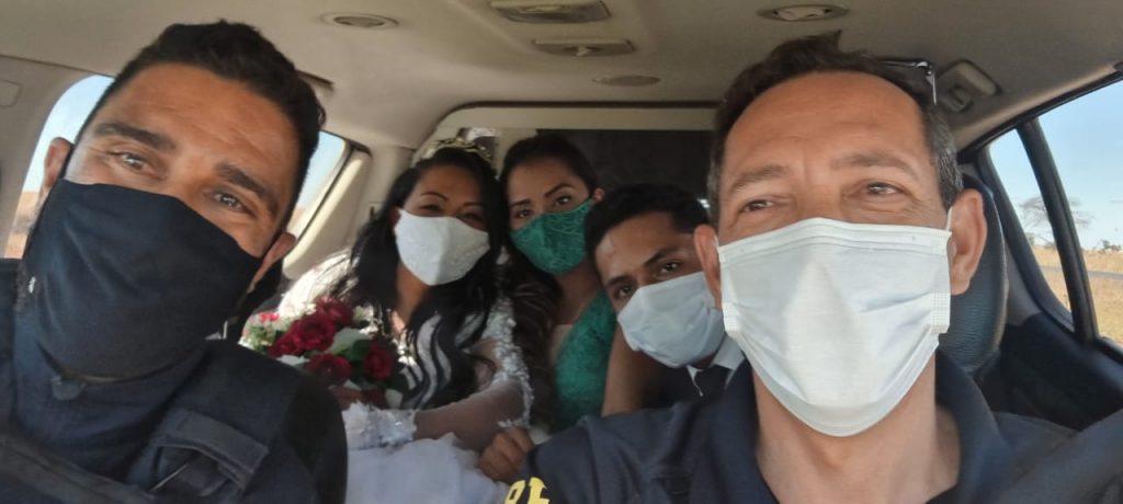 Polícia socorre noiva que quase perdeu o próprio casamento por estar com o carro quebrado