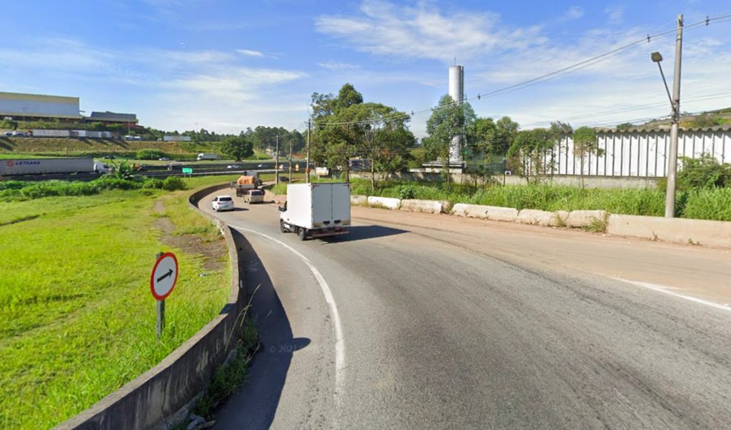 Acidente com caminhão-tanque bloqueia Ayrton Senna com Estrada Guarulhos São-Miguel