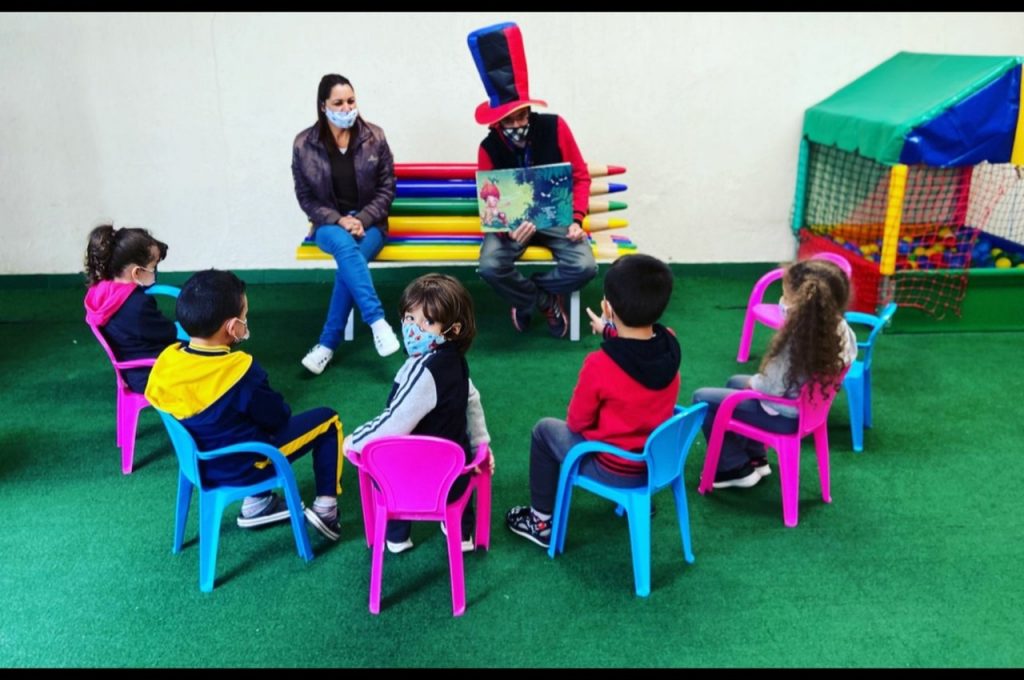 Bolsista promove atividades literárias em escolas da rede municipal