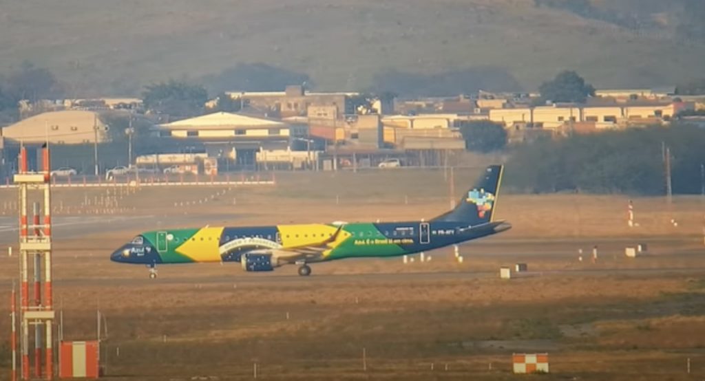 Avião Bandeirinha