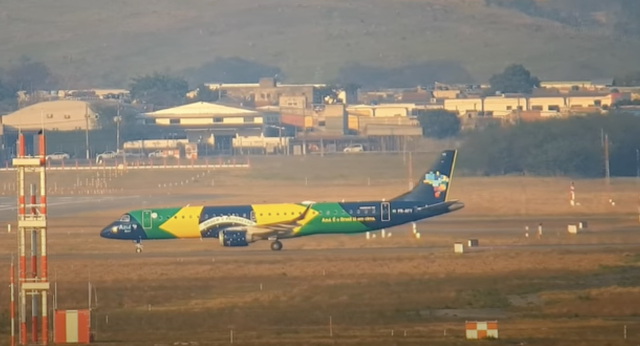 Avião Bandeirinha