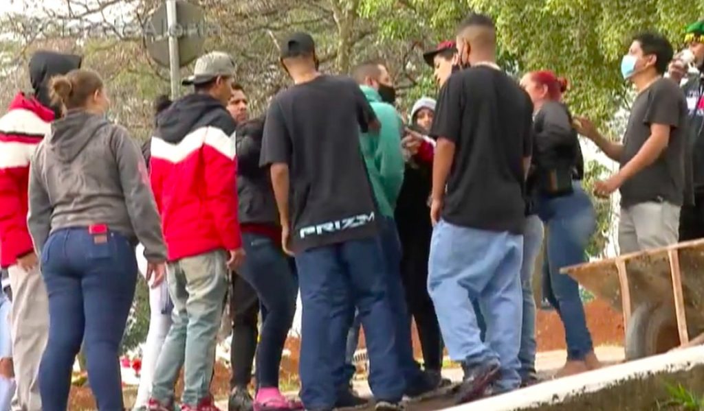 PM infiltrado no enterro de jovem morta em festa gera confusão e tumulto
