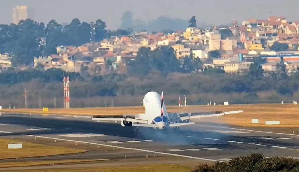 avião raspa a pista