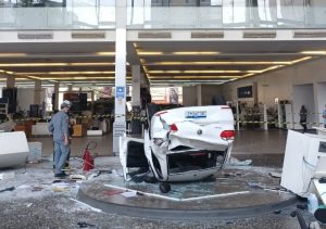 carro cai de concessionária