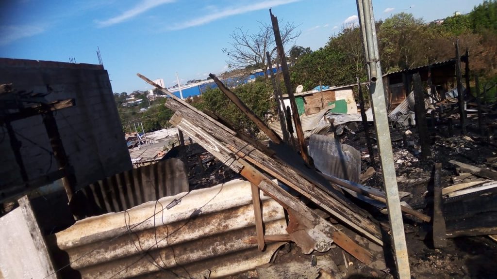 Amigos se unem para ajudar famílias desabrigadas após incêndio em Guarulhos