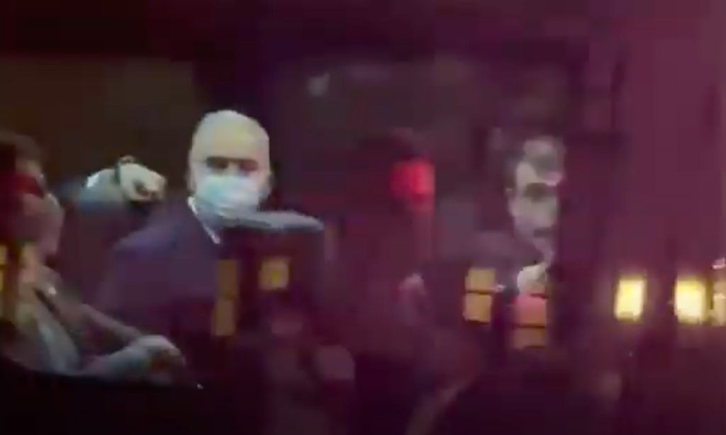 Ministro da Saúde mostra o dedo do meio a manifestantes em Nova York ...