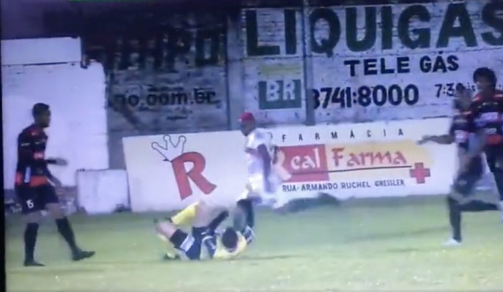 Jogador agride juiz