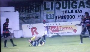 Jogador agride juiz