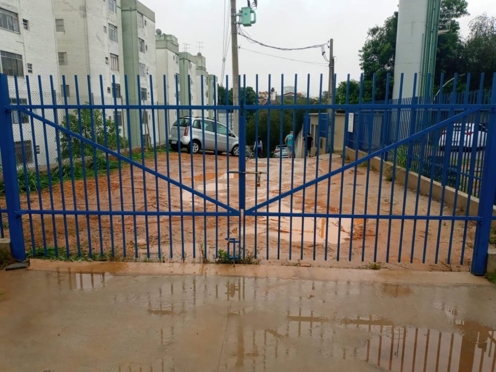 Falta de asfalto em trecho da escola Antonio Houaiss dificulta acesso dos estudantes Falta de asfalto em trecho da escola Antonio Houaiss dificulta acesso dos estudantes