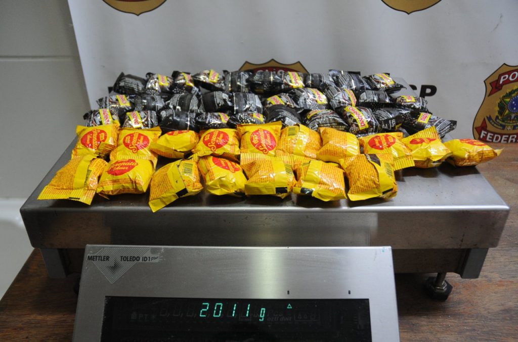 PF prende passageiros com drogas ocultas em bombons e estojos para anéis