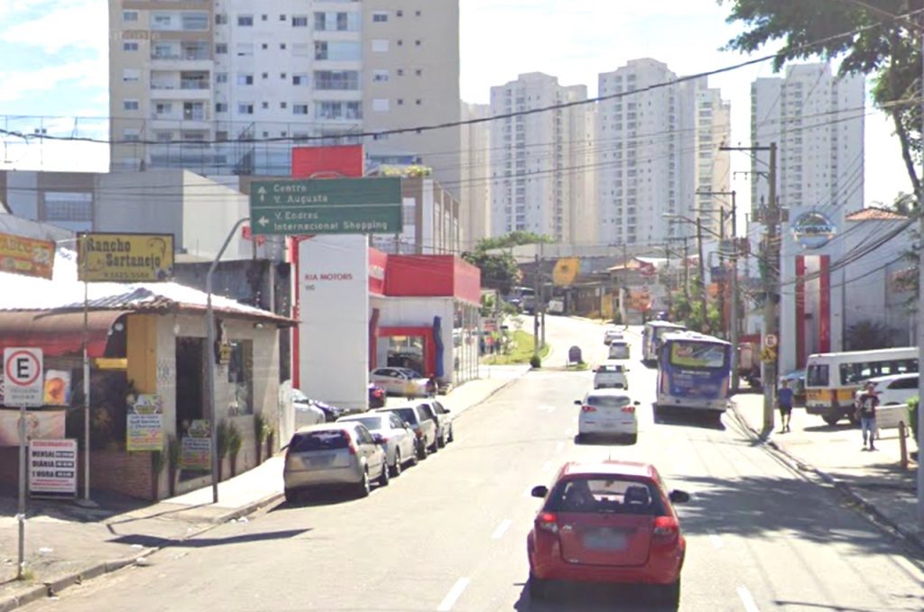 Caminhão tomba na Avenida Guarulhos durante a madrugada