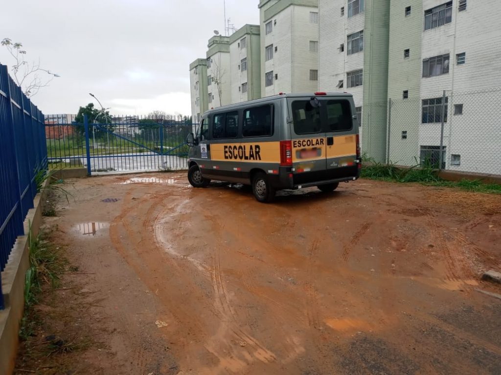 Falta de asfalto em trecho da escola Antonio Houaiss dificulta acesso dos estudantes