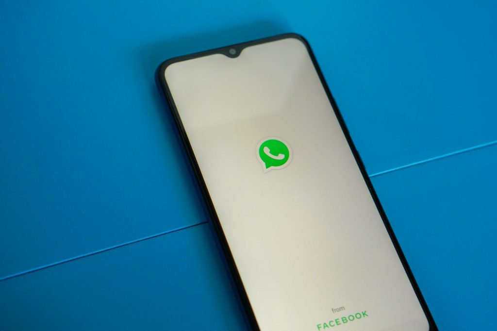 Família avisada sobre morte de parente por WhatsApp será indenizada