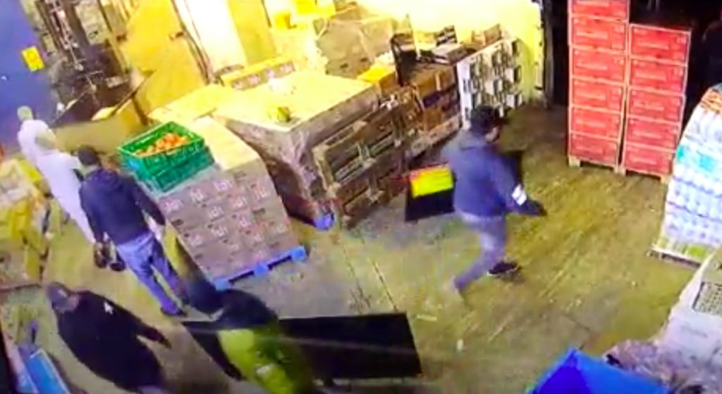 Criminosos invadem hipermercado, fazem 18 reféns e atiram em vigilante (veja vídeo)