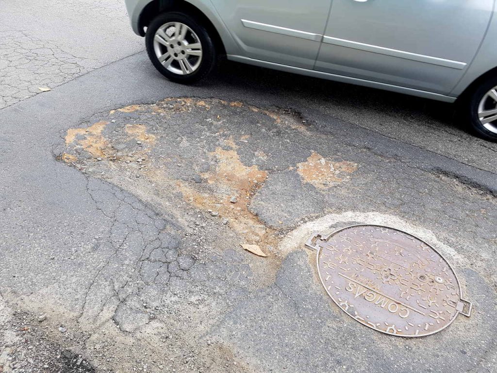 Buraco na Avenida Rouxinol prejudica motoristas há cerca de dois meses