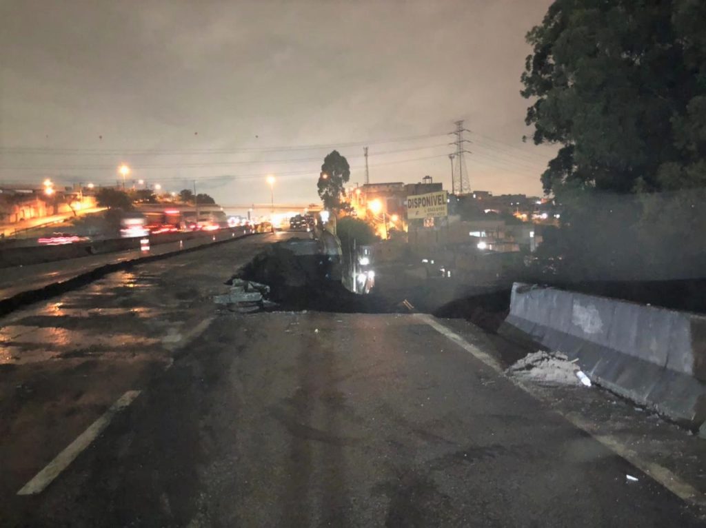 Trecho da pista marginal da Via Dutra em Guarulhos desaba totalmente