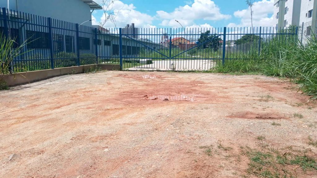 Prefeitura de Guarulhos promete asfalto, mas rua de escola continua na lama
