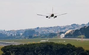 Avião cruza a pista sem autorização