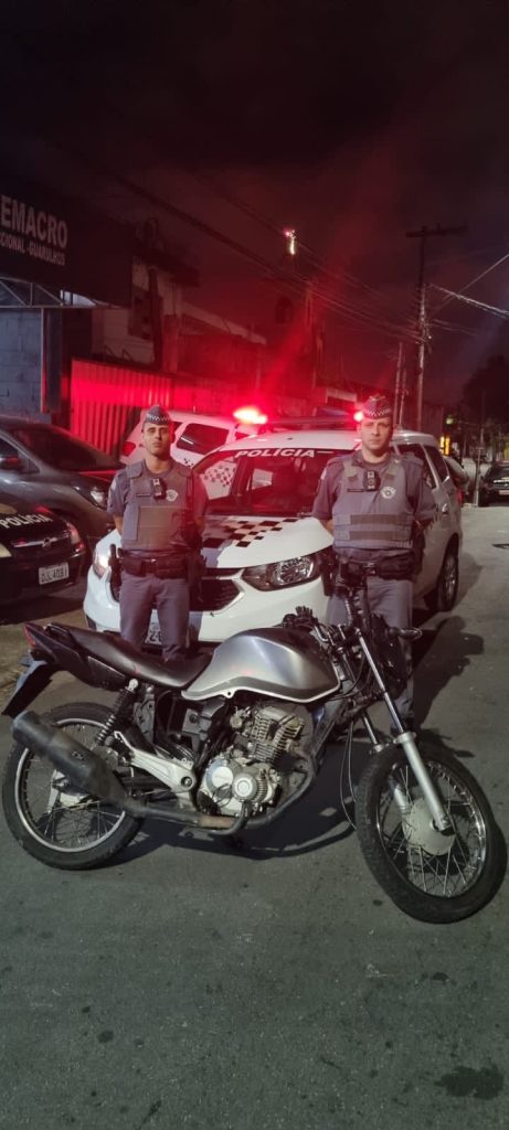 Policiais militares recuperam moto roubada