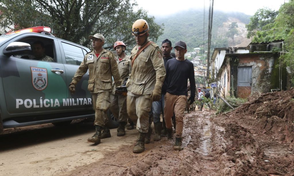 Sobe para 208 número de mortos na tragédia em Petrópolis