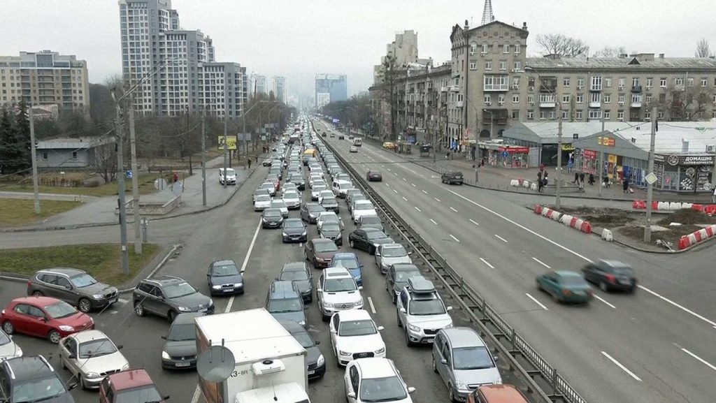 Rússia inicia guerra contra a Ucrânia, dispara mísseis e moradores tentam deixar o país 